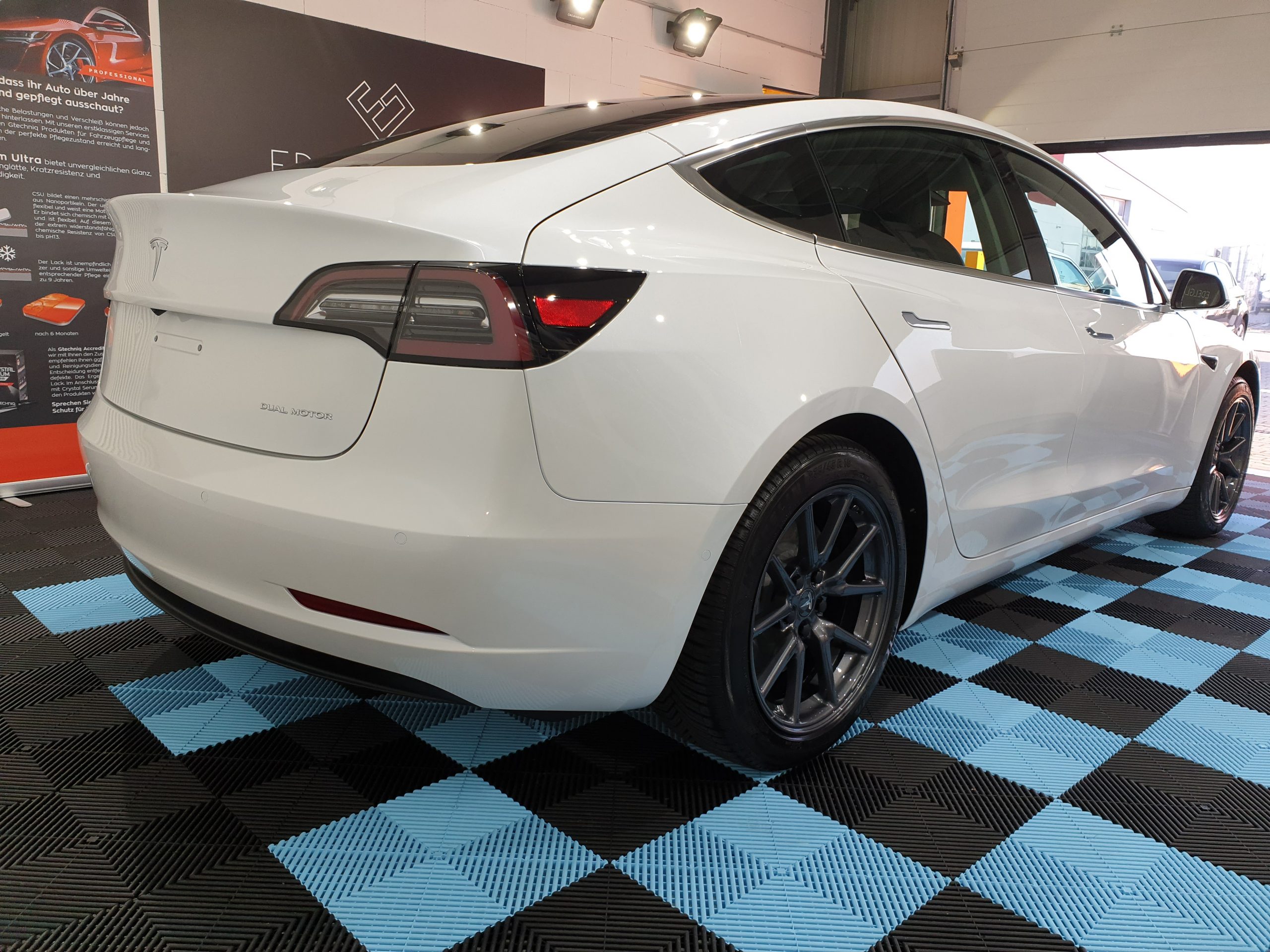 Tesla Model 3 - Perlmutt Weiß in Keramik gehüllt 